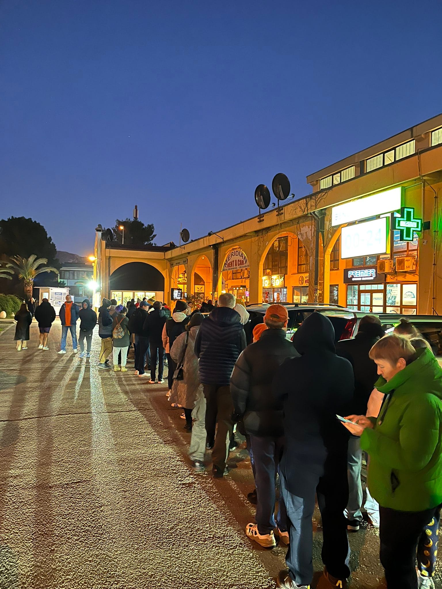 Очередь из желающих поставить подпись за Надеждина в Будве, Черногория