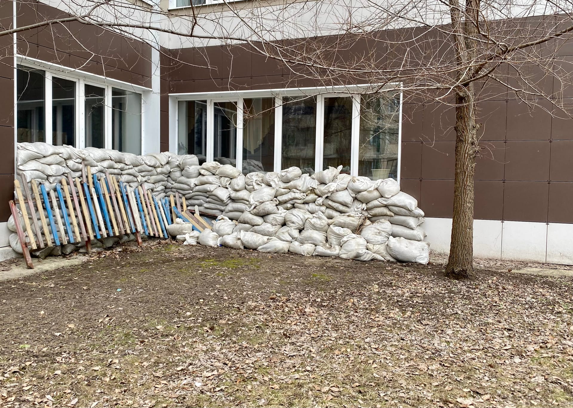 Мешки с песком у одной из школ, в которой размещен УИК