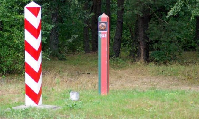 В МВД Польши подтвердили факты «проталкивания» мигрантов через границу. Один такой случай сняли на видео польские пограничники