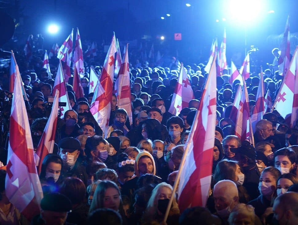 Грузинская оппозиция вышла на акцию протеста у тюрьмы, где находится Саакашвили. Митингующие требуют госпитализировать политика