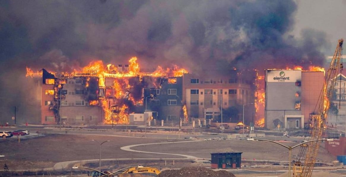 В Колорадо лесные пожары уничтожили сотни домов. Десятки тысяч человек эвакуированы