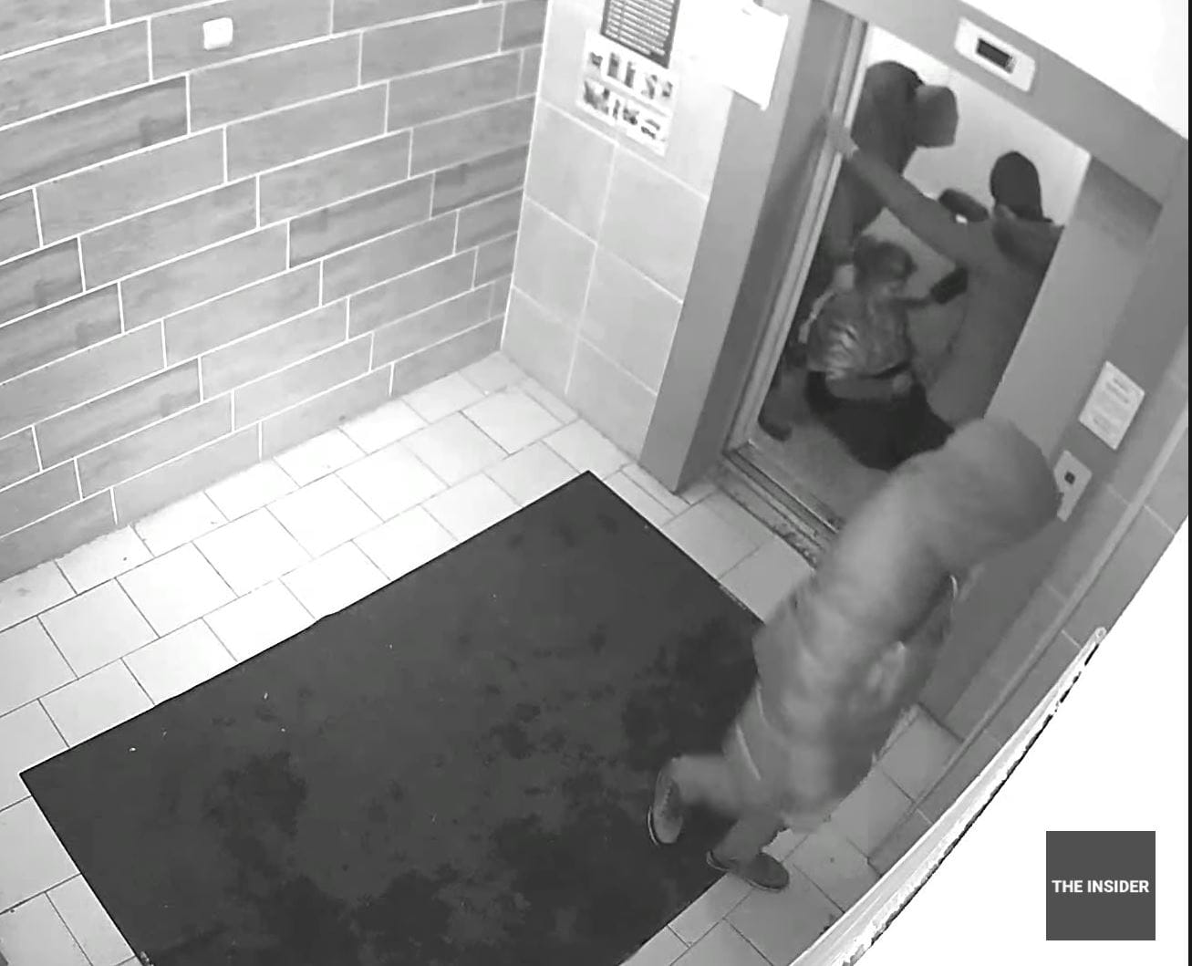 Опубликовано еще одно видео похищения Заремы Мусаевой чеченскими силовиками: «Она сидит на полу не в силах встать. Ей очень плохо и тяжело»