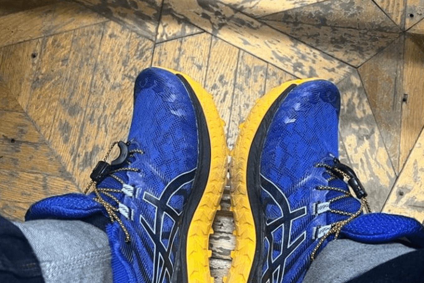 Москвича оштрафовали за сине-желтые кроссовки. Из-за них его обвинили в участии в несанкционированной акции