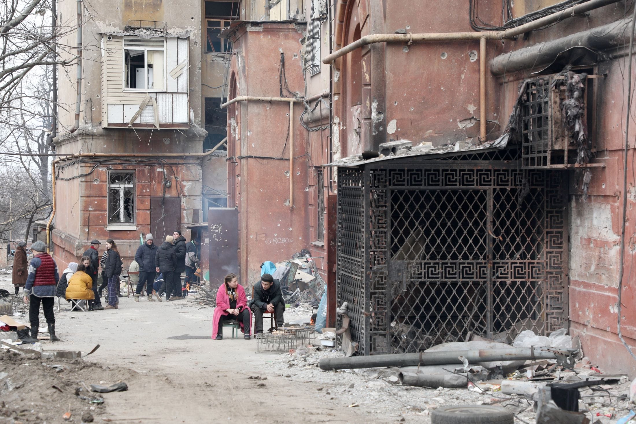 «Настоящее гетто» — советник мэра Мариуполя опубликовал видео из фильтрационных лагерей, в которых российские военные содержат украинцев 