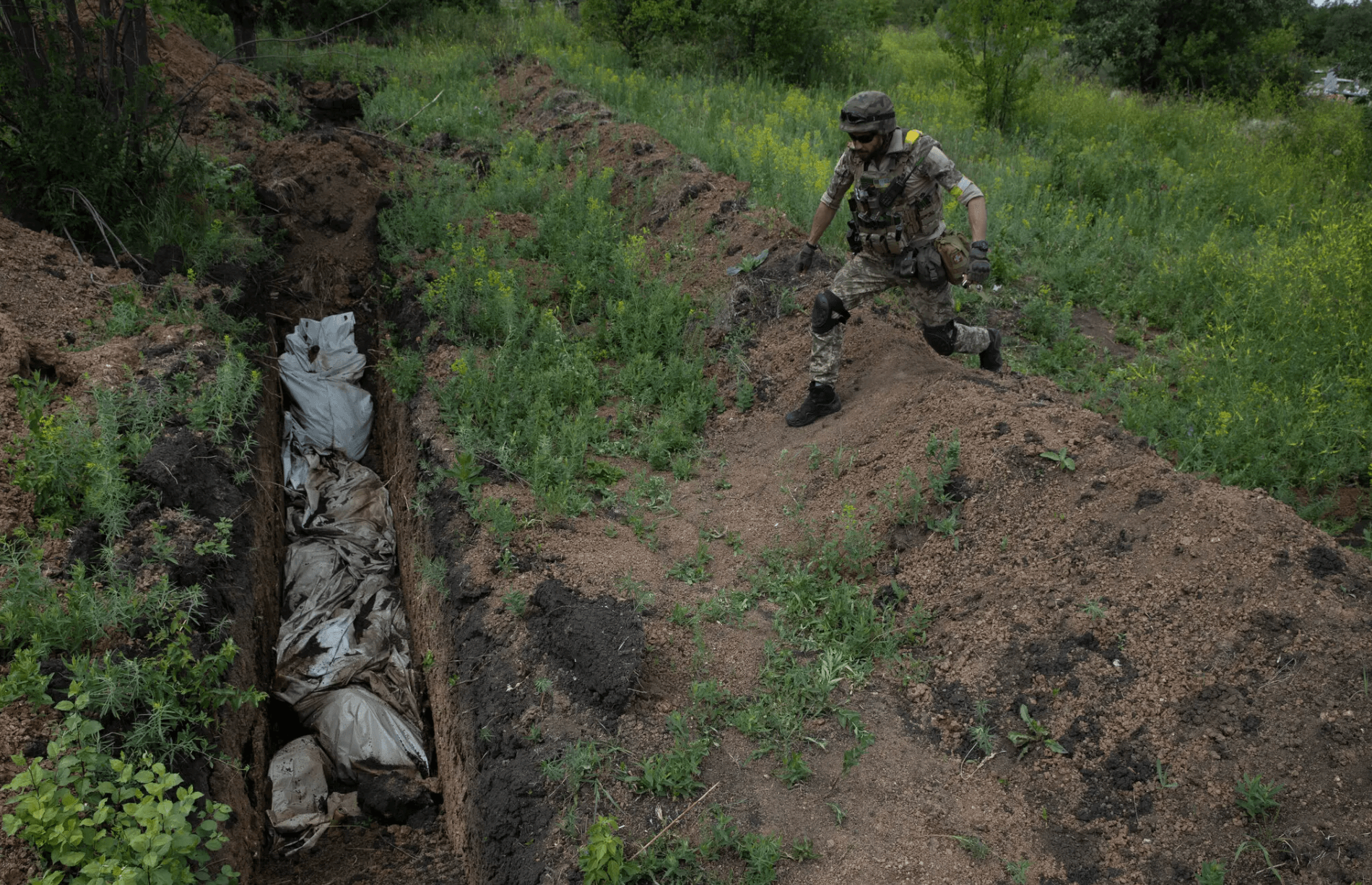 NYT опубликовала фото братской могилы в Лисичанске. В ней лежат около 300 тел мирных жителей, погибших в результате обстрелов