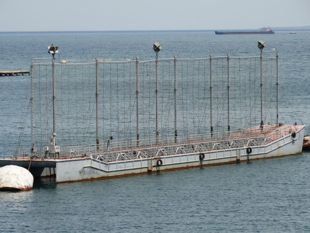 У Крымского моста появились корабли-щиты для защиты от ракетного удара