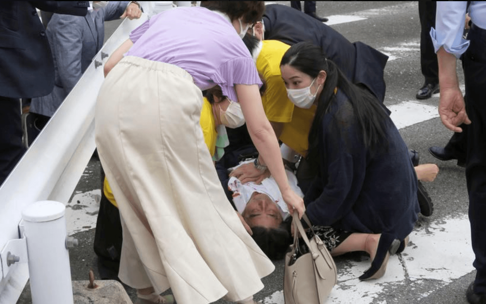 Покушение на экс-премьера Японии Синдзо Абэ попало на видео. Сейчас он находится в состоянии «остановки сердца и легких»