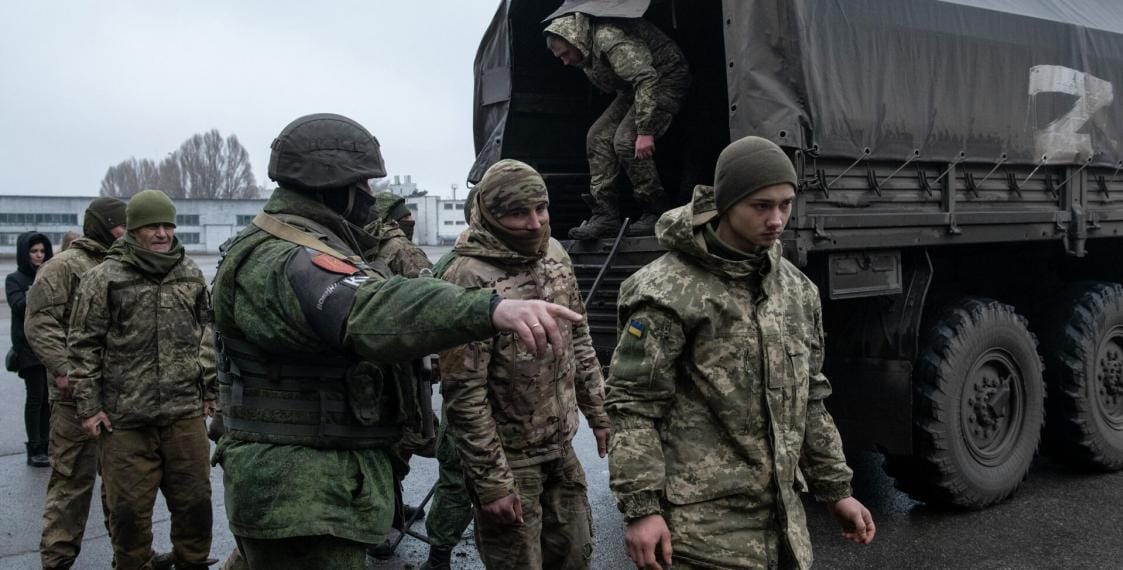 «27 часов без еды, воды и туалета, избивали, угрожали прострелить колени». Российский солдат рассказал, как его заставили вернуться на фронт