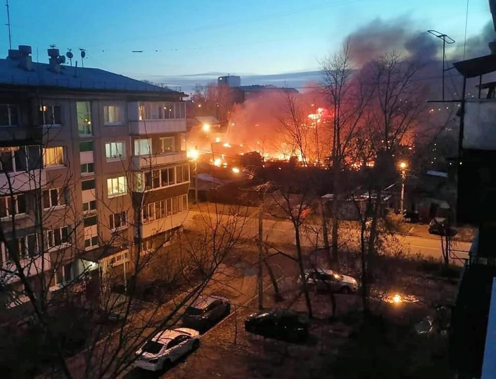 Военный самолет упал на жилой дом в Иркутске