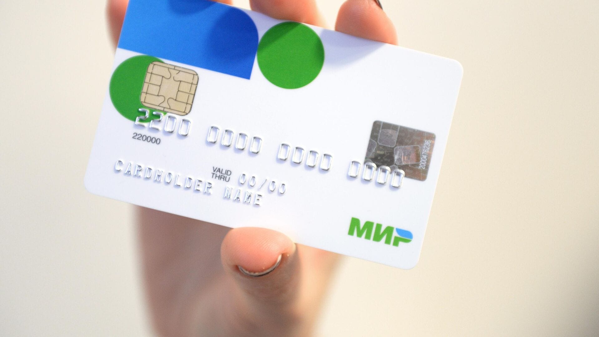 Bloomberg: От платежной системы «Мир» отказались даже «друзья» России, ЦБ спешно ищет альтернативу