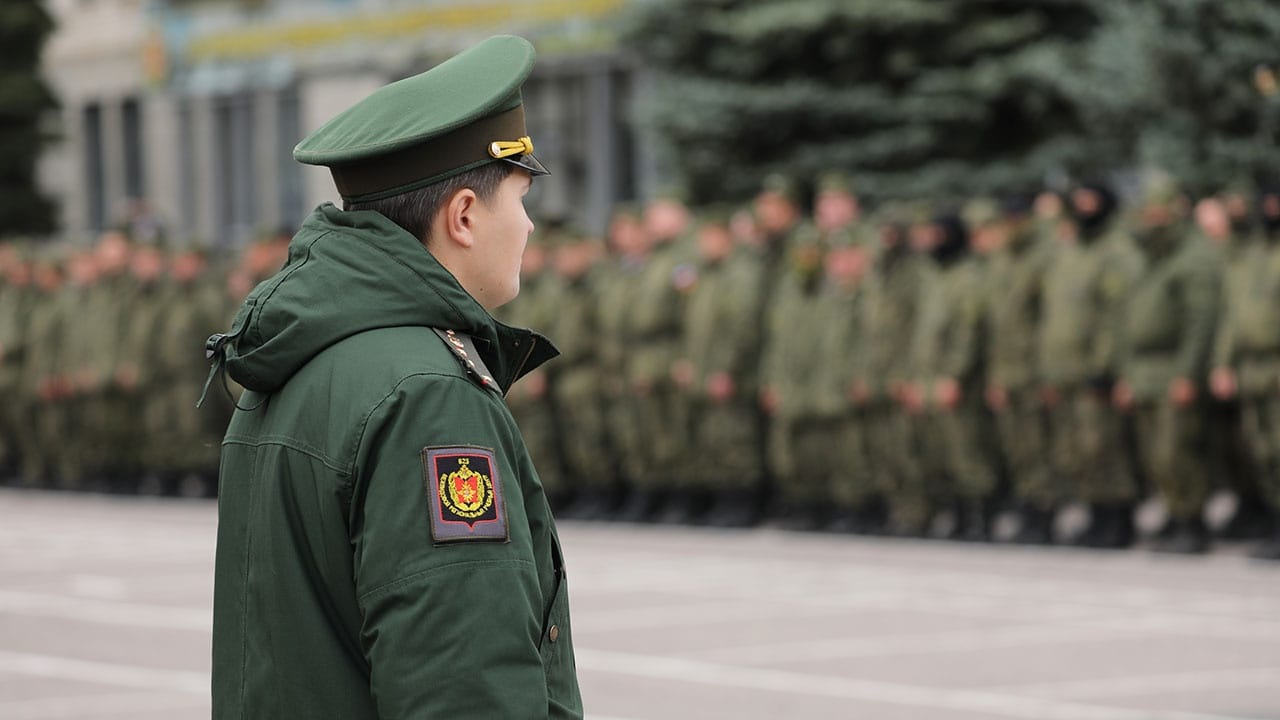 Более 20 мобилизованных сбежали из учебного центра. Среди них был онкобольной, его вернули обратно — «7х7»