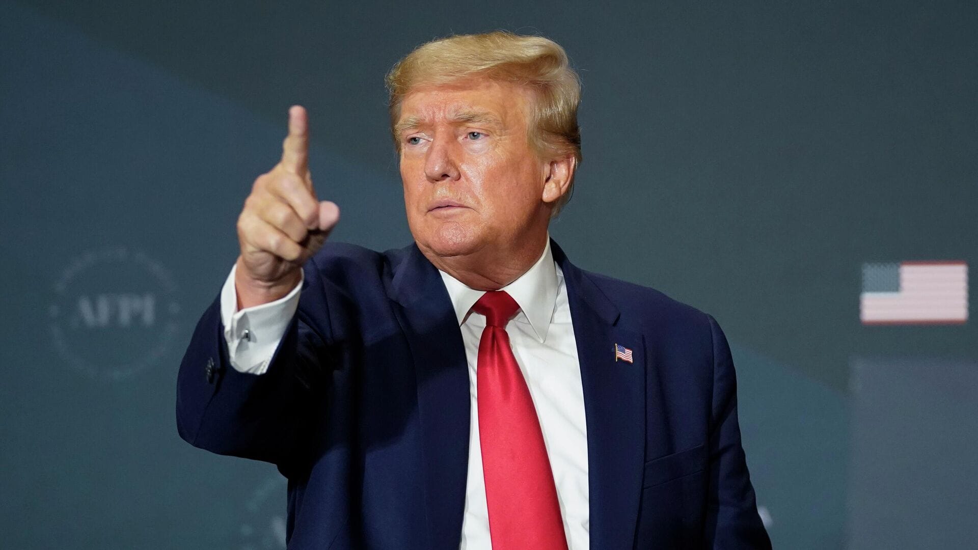 Трамп задержан перед началом заседания суда, где ему должны предъявить уголовные обвинения по 34 пунктам — CNN