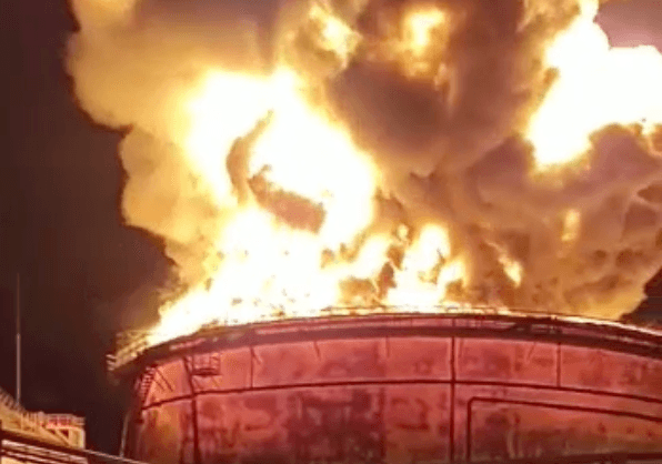 Опубликовано видео атаки дронов на нефтебазу в Краснодарском крае 