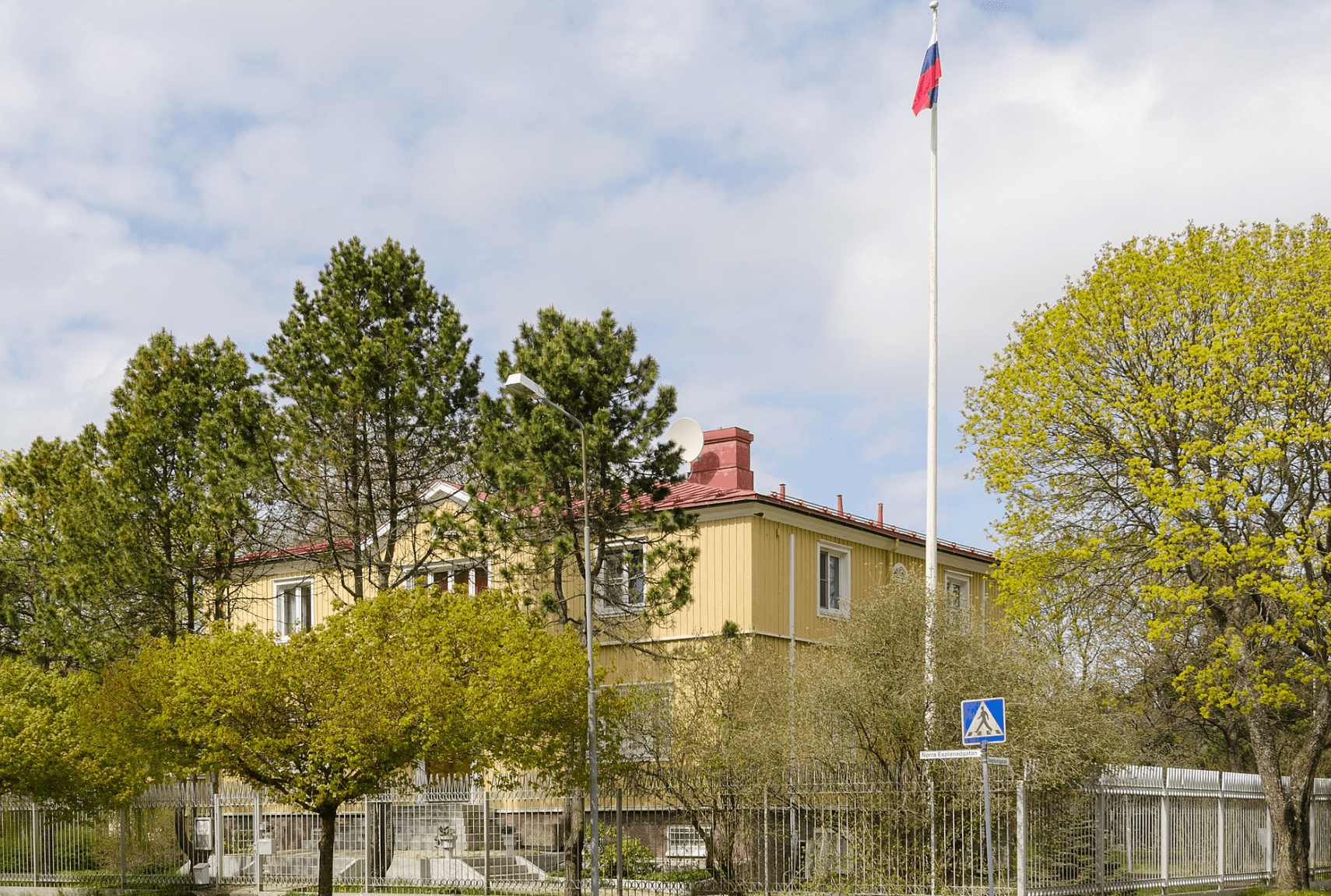 В консульство РФ на Аландских островах Финляндии бросили взрывное устройство — Захарова