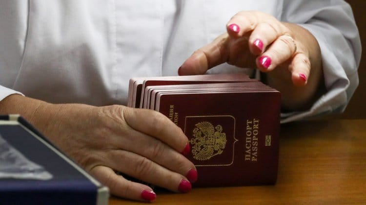 Адвокат Павлов: «Законопроект об изъятии загранпаспортов укладывается в общий тренд закручивания гаек, но его характер чисто технический»