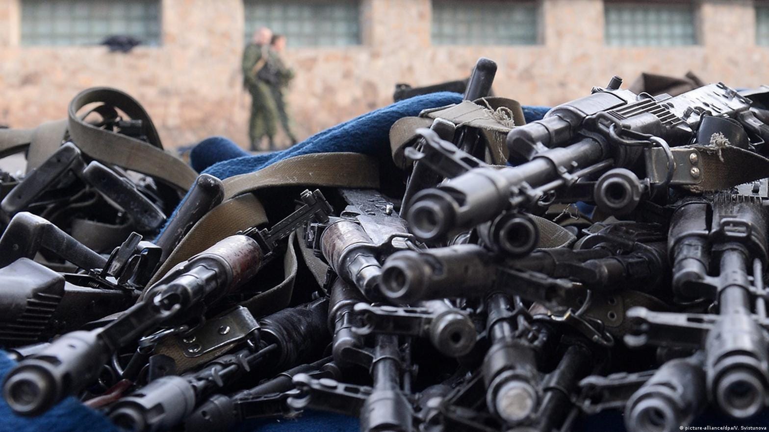 Французское издание, рассказавшее, что натовское оружие попадает из Украины на черный рынок, оказалось связанным с ГРУ