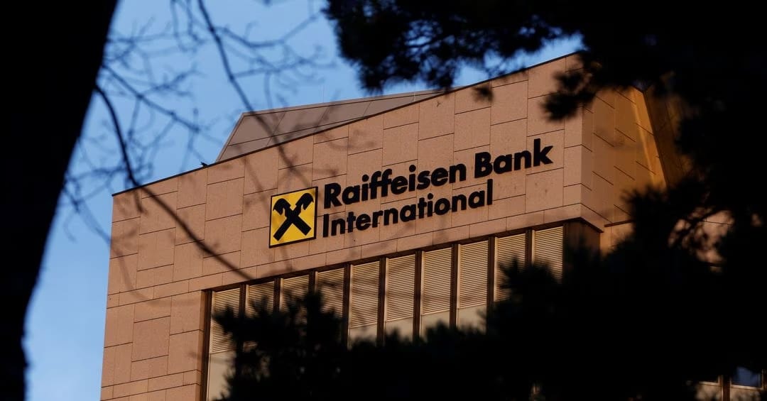 Raiffeisen Bank International откладывает выход из России. Он не уйдет, пока получает максимальную прибыль в РФ — экономист Солодков
