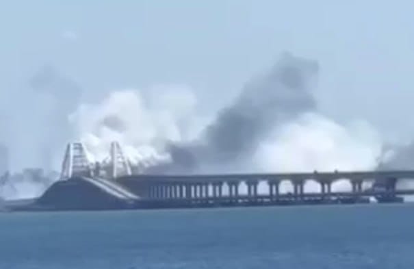 Над Крымским мостом сбиты две ракеты, заявили «власти» аннексированного полуострова