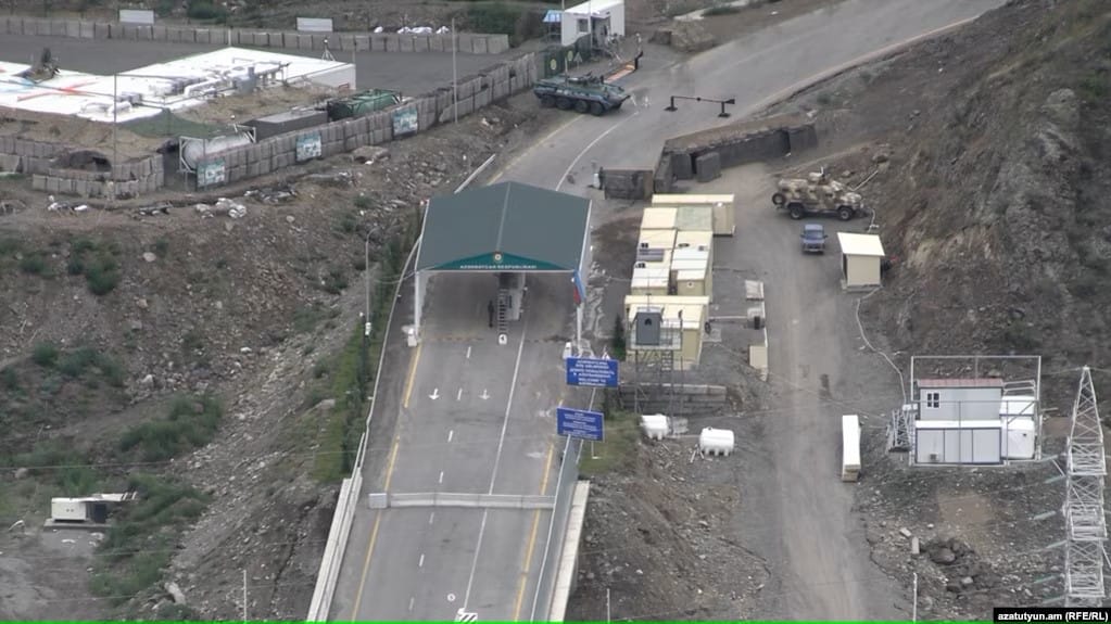 Азербайджанские военные похитили трех жителей Нагорного Карабаха, в том числе студента, ехавшего в Ереван на машине российских миротворцев