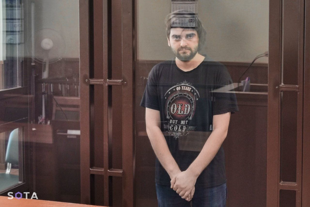 Медбрата обвинили в попытке поджога военкомата в Санкт-Петербурге, а его подруг — в том, что не донесли