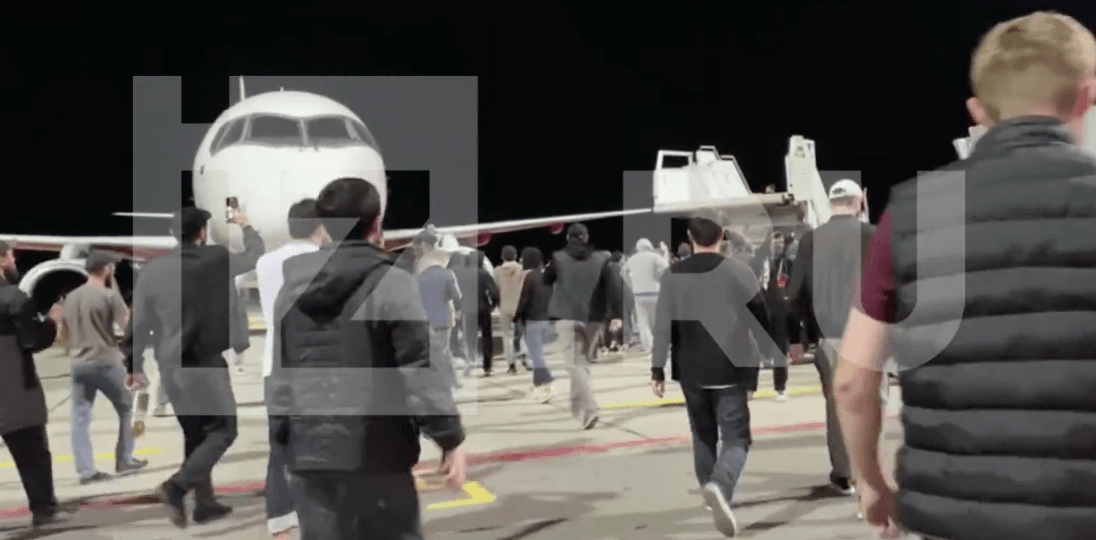 Участники антисемитской акции ворвались в аэропорт Махачкалы в поисках евреев и штурмуют самолеты