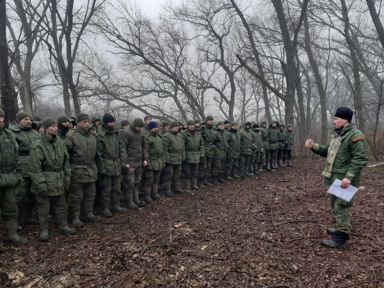 Би-би-си: Путин перестал миловать заключенных, завербованных на войну. Теперь их освобождают «условно» и отправляют на фронт до конца войны