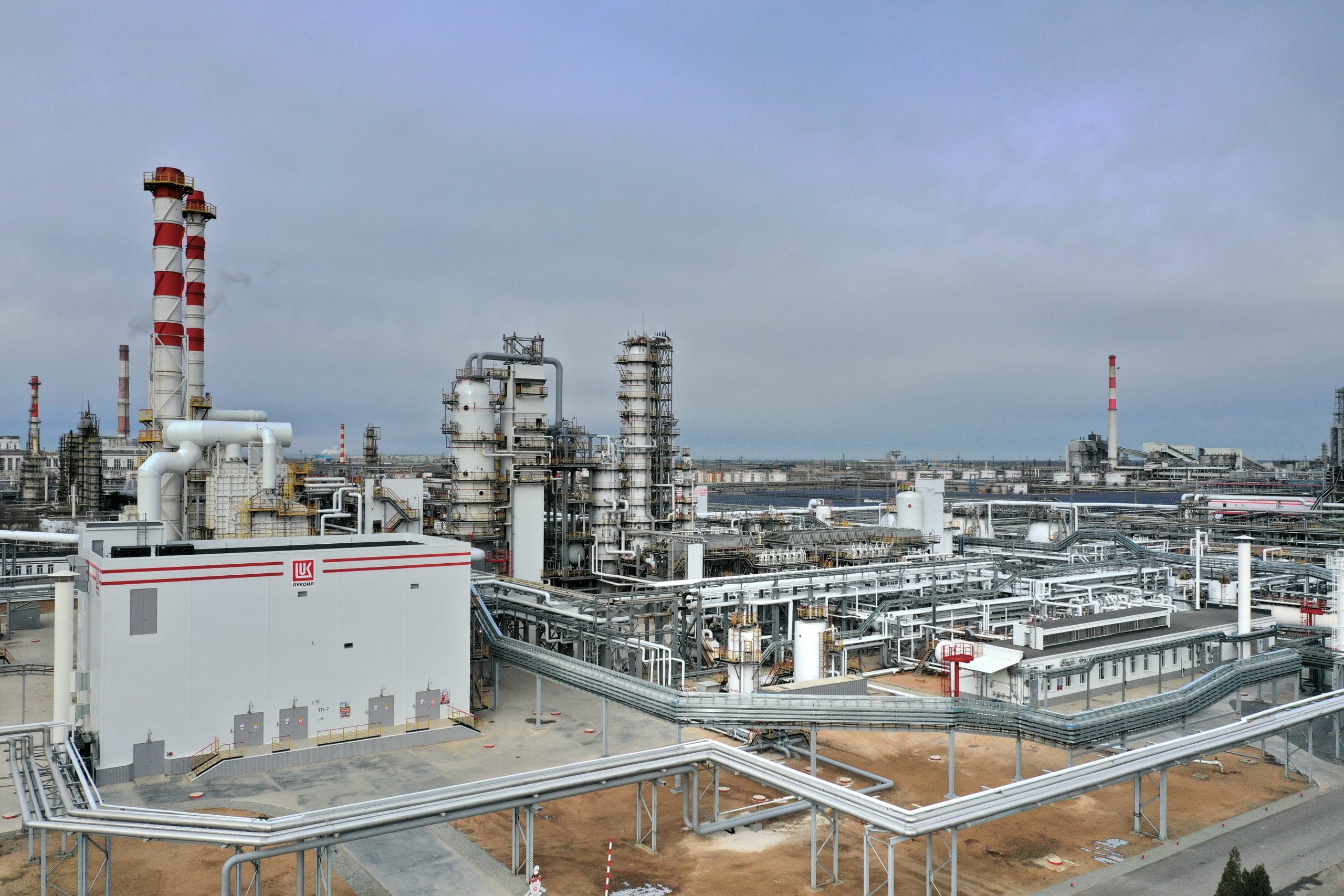«Лукойл» остановит часть производственного цикла на НПЗ в Волгограде после атаки дрона — «Коммерсантъ»