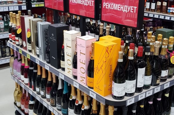 Правительство РФ снова повысило пошлины на вина из «недружественных» стран. В магазинах не останется европейского вина дешевле 850 рублей