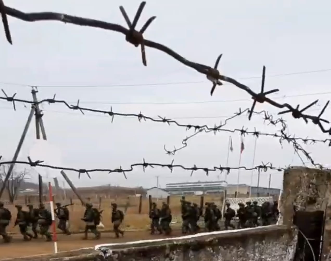 На фоне информации об отправке солдат из КНДР в Россию появилось видео с их тренировкой на Дальнем Востоке