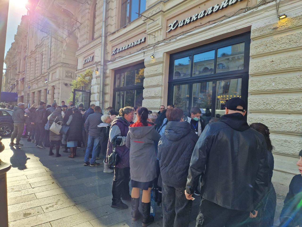 Молдавских избирателей в Москве бесплатно кормят в хинкальной после голосования. Питание организовано пророссийским олигархом 