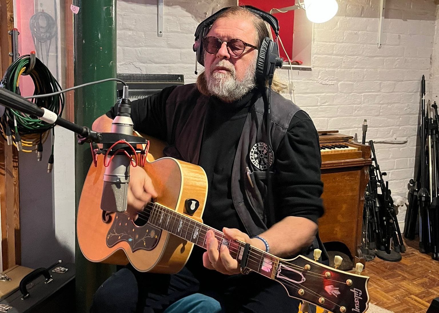 «Разделять на два лагеря людей, воспитанных общей русской культурой, — это преступление» — Борис Гребенщиков о музыке в эмиграции