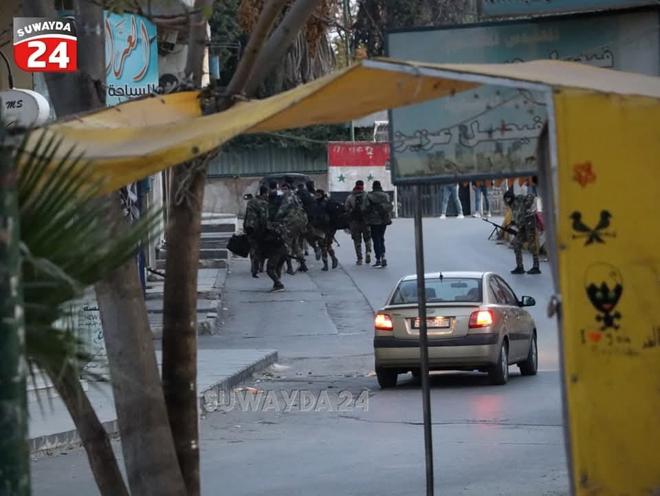 Сирийские повстанцы захватили город Сувейда. Они срывают флаги и портреты Асада