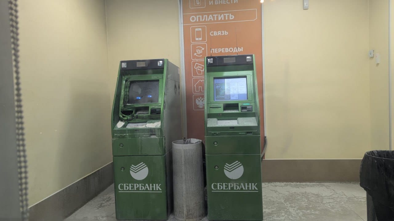 В России за неделю совершено около 20 поджогов и взрывов — люди поджигают банкоматы «Сбера», взрывают фейерверки на почте и в ТЦ