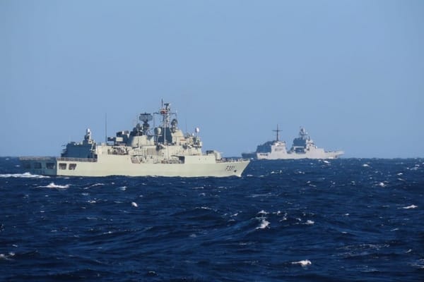 Пять российских кораблей вошли в Средиземное море. Аналитики предполагают, что они идут в Сирию для вывоза военных и техники