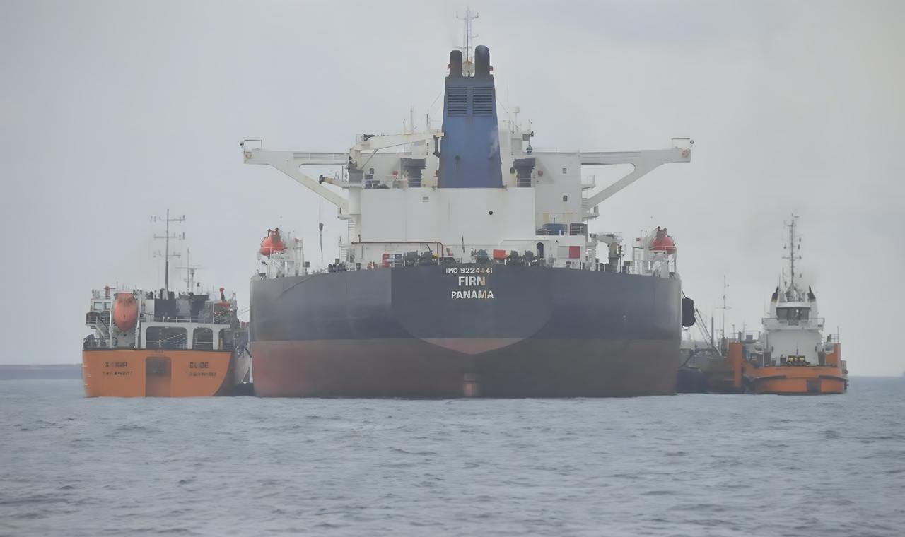 Один из танкеров, разливших мазут в Керченском проливе, должен был передать груз морскому танкеру из теневого флота России — экологи