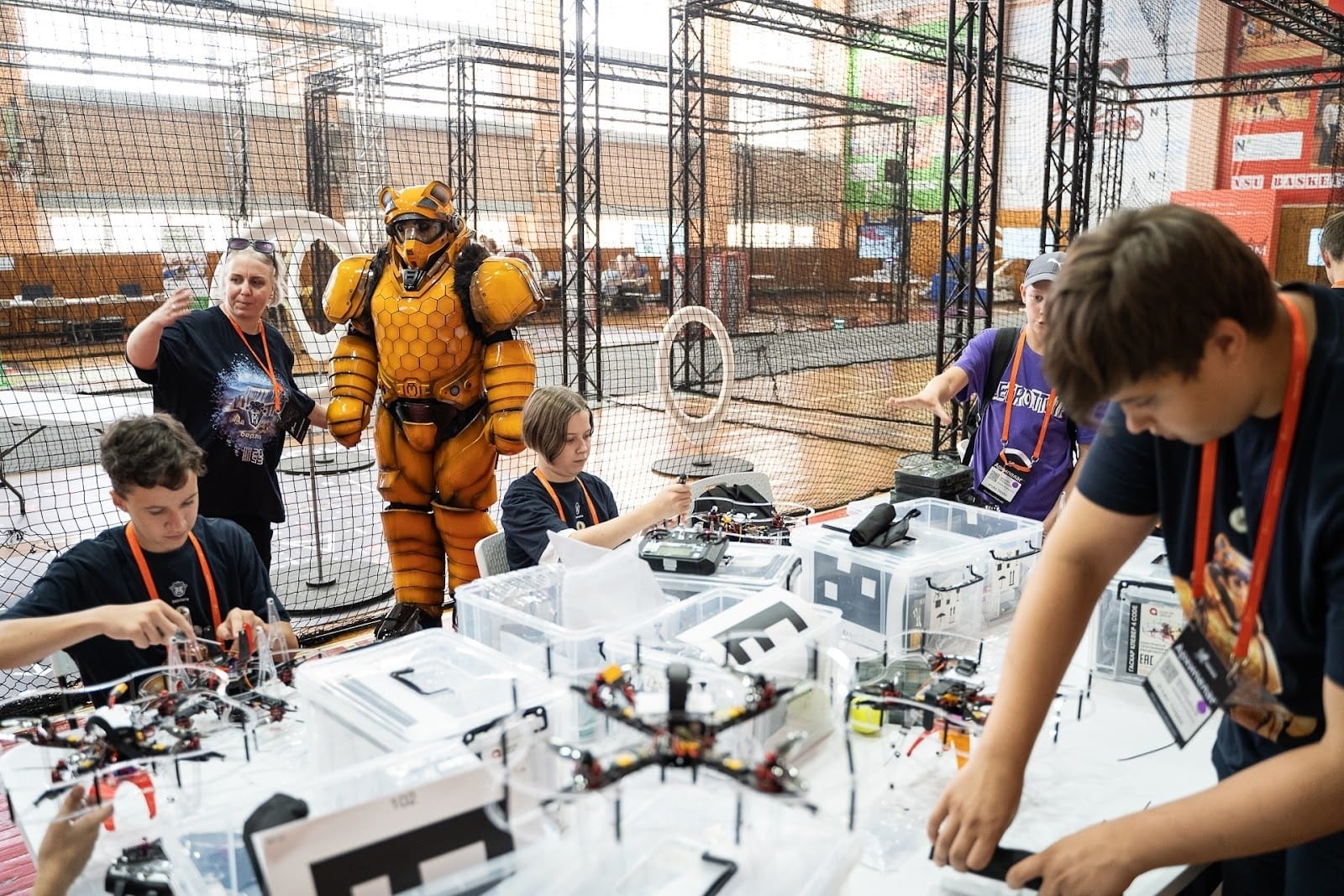 «Нам запрещают говорить, что это для войны». Как сотни тысяч школьников вовлекли в разработку дронов под видом образовательных кружков