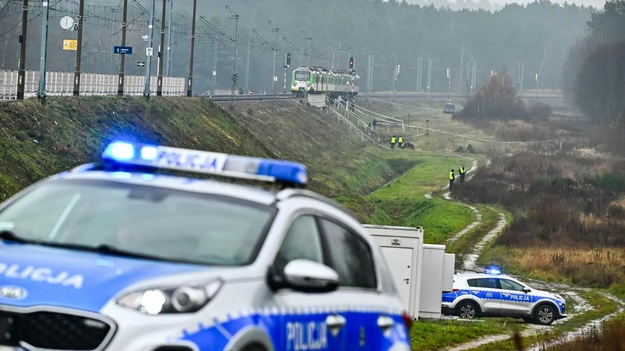 «Все указывает на то, что это дело рук российских спецслужб»: польские власти обвинили Россию в подрыве железнодорожных путей под Варшавой