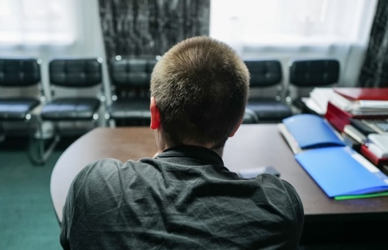 Суд в Казахстане постановил выдворить из страны 16-летнего россиянина. Тот сбежал из дома из-за своих антивоенных взглядов