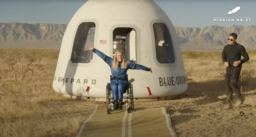 Человек в инвалидной коляске впервые побывал в космосе. Компания Безоса Blue Origin отправила в короткий полет парализованную девушку