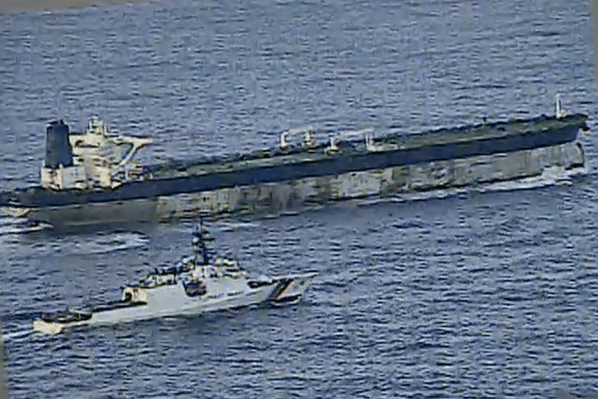 С начала января по меньшей мере 15 танкеров «теневого флота» сменили свои флаги на российские — WSJ