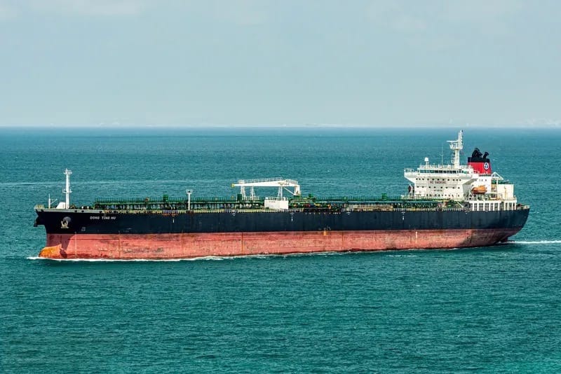 Морской беспилотник атаковал нефтяной танкер в Оманском заливе, погиб моряк