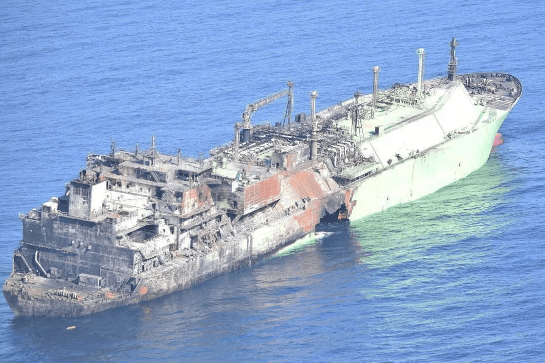 Ливия не смогла отбуксировать поврежденный российский газовоз Arctic Metagaz. Она попросила принять меры другие страны