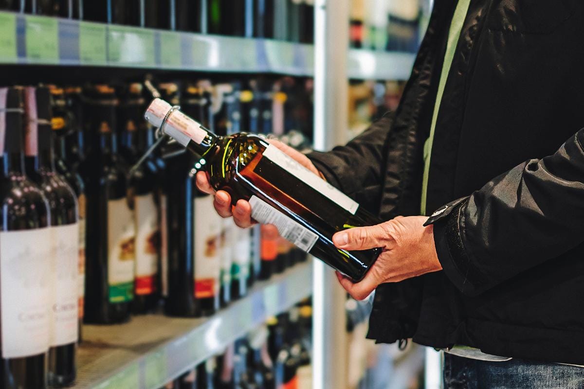 В Свердловской области сократят время продажи алкоголя и запретят его в День знаний, а также во время других праздников