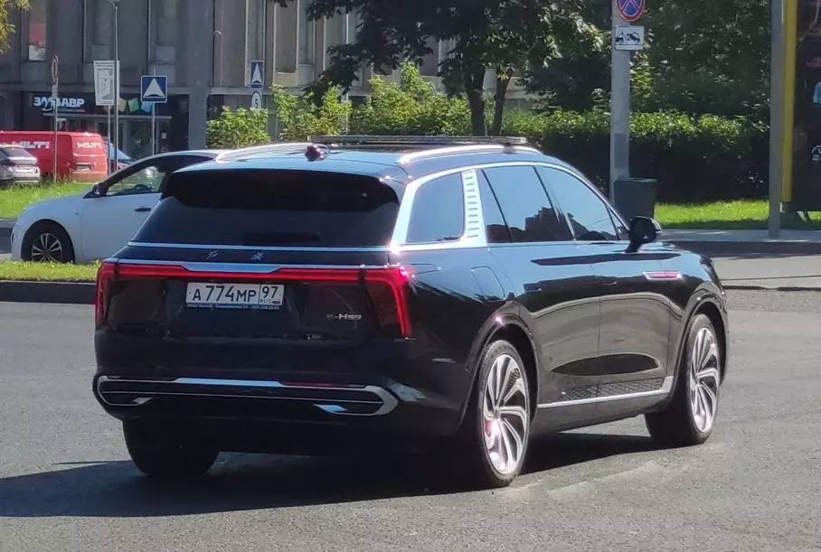 Китайский кроссовер Hongqi E-HS9 в 2023 году купила даже ФСБ