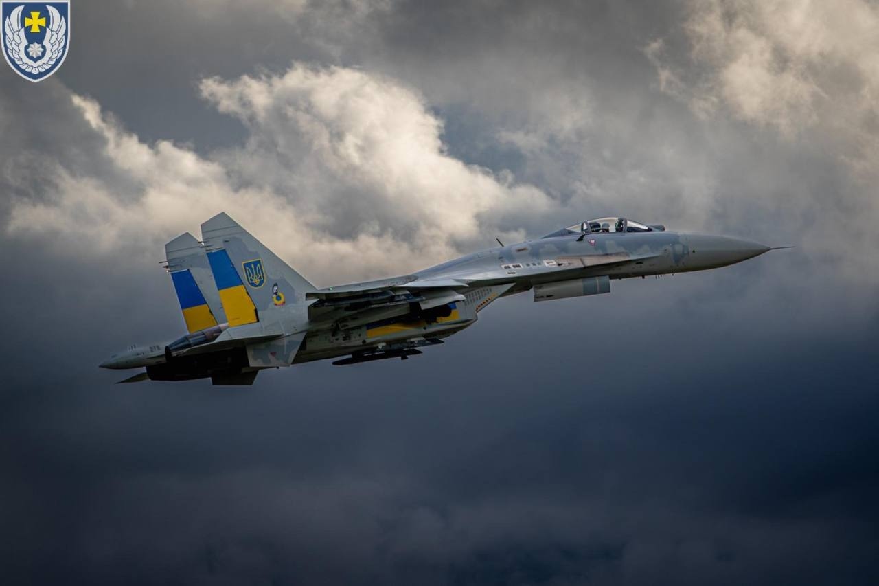 Украинский Су-27 с эмблемой на киле Запорожского авиаремонтного завода