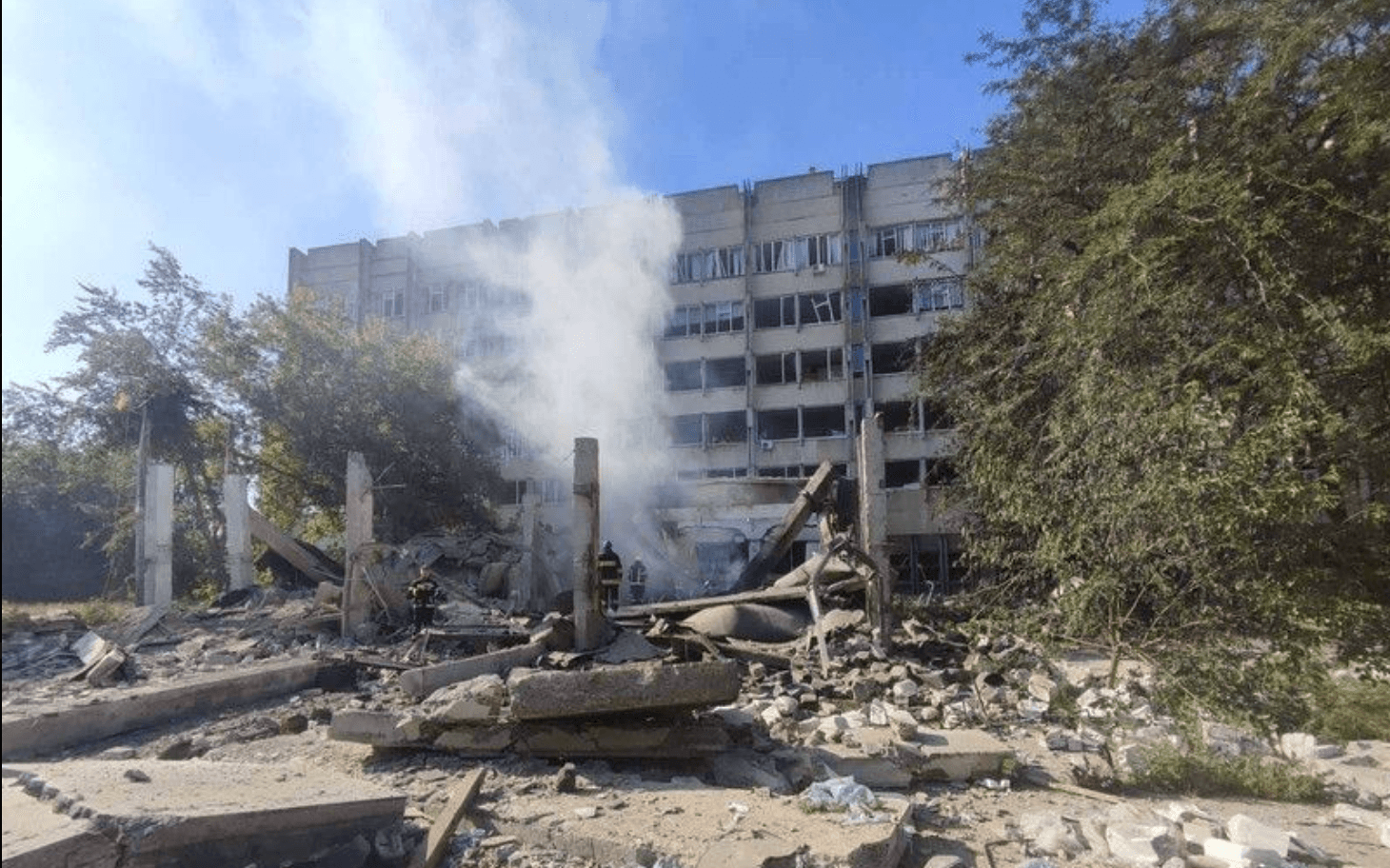 Россия вновь ударила по Николаеву, ракеты попали в два университета. Видео