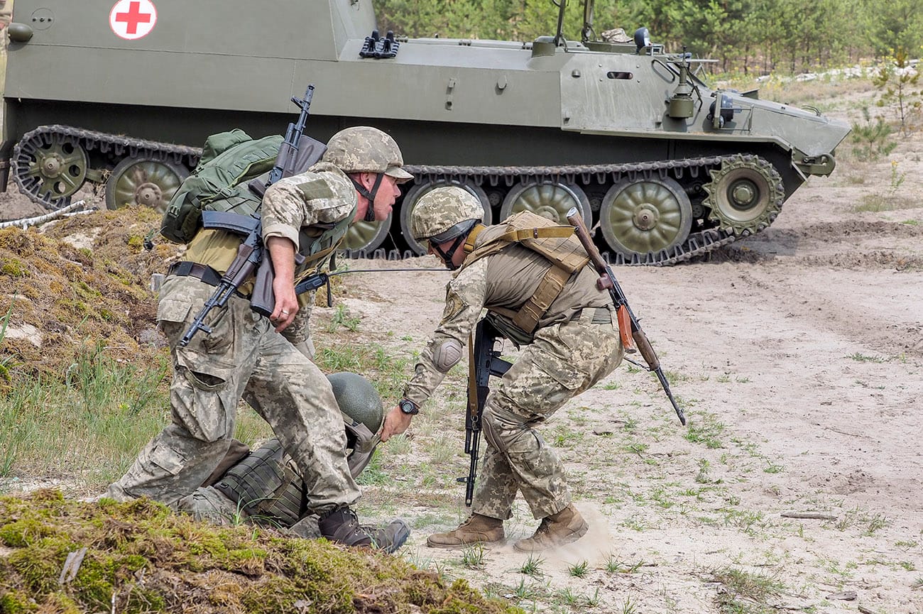 «Страшно не от вида крови, страшно совершить ошибку». Исповедь российских и украинских врачей, работающих на передовой