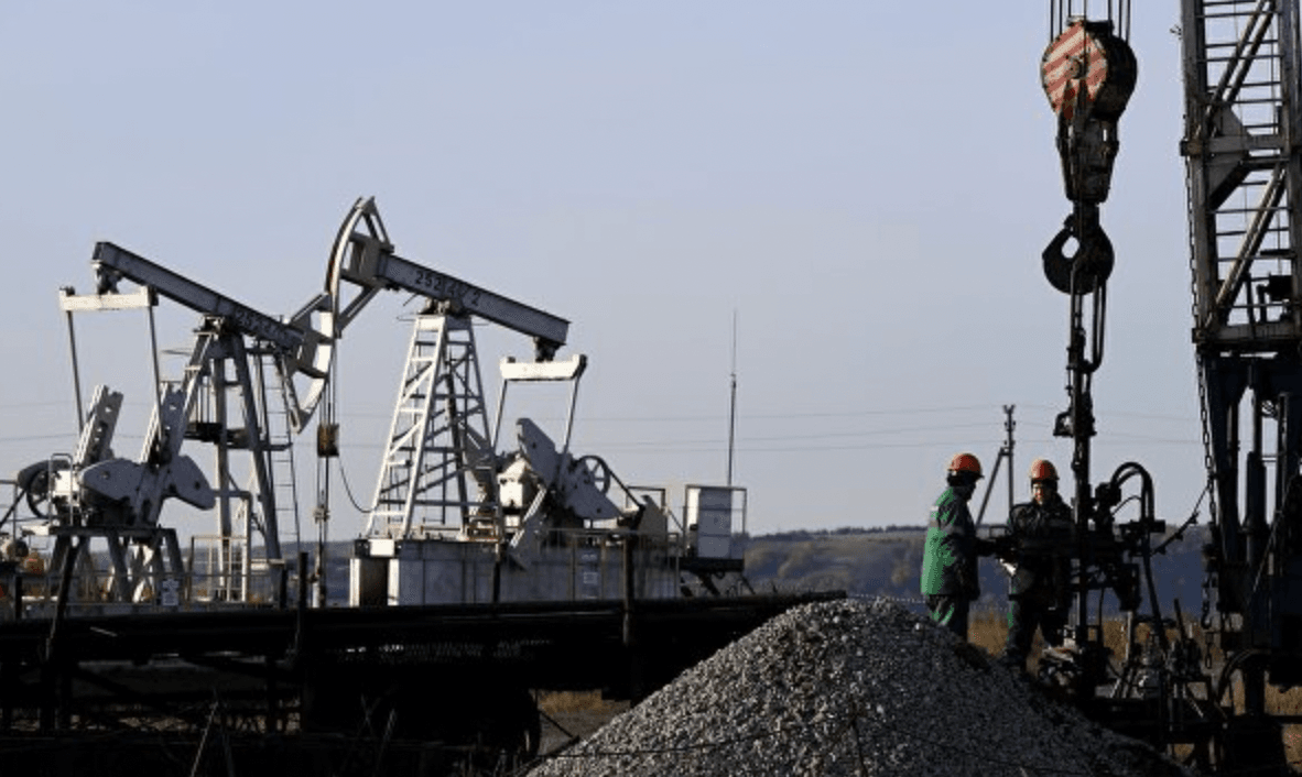 Индийская компания отказалась раскрыть цену на российскую нефть и осталась без сырья из-за санкций — Bloomberg