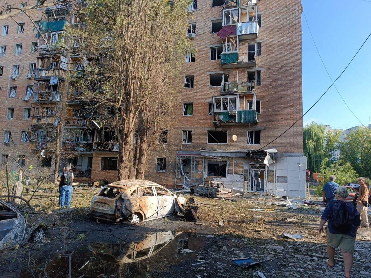 Губернатор: в Курске на девятиэтажный дом упали обломки сбитой ракеты. 13 человек пострадали