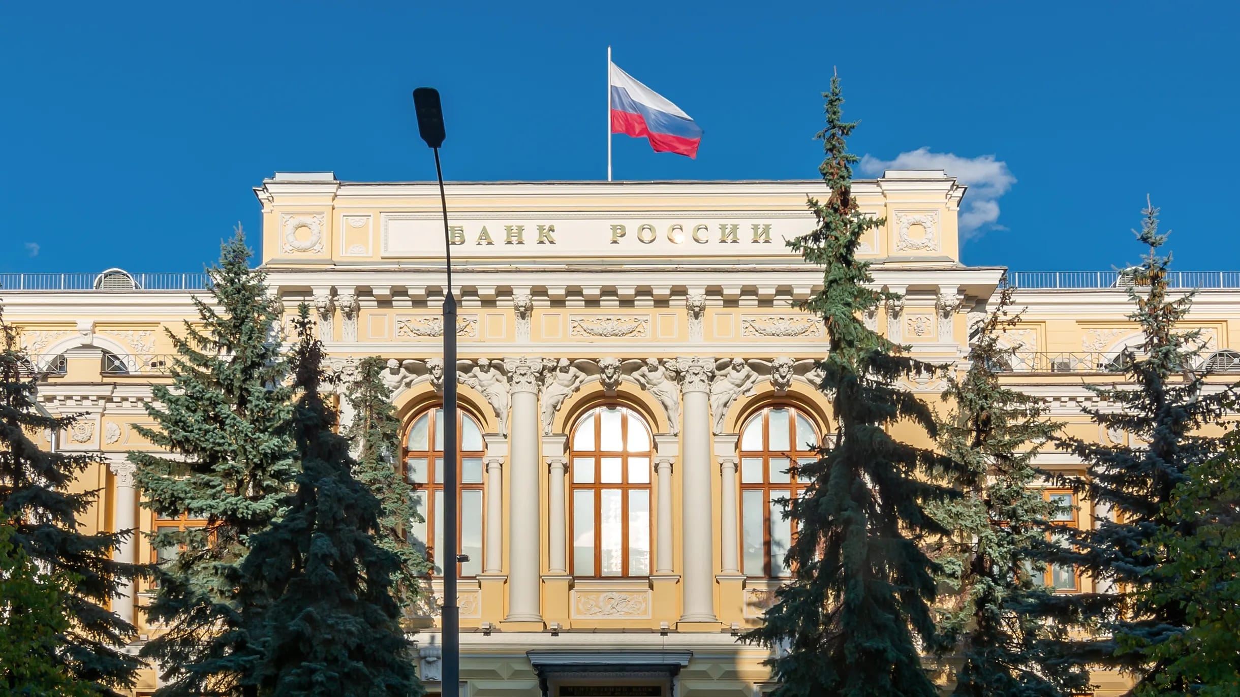 ЦБ снизил ключевую ставку на 0,5% — до 15,5%. «Регулятор пытается избежать бегства вкладчиков» — эксперт